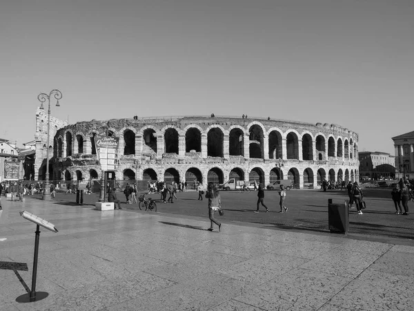 Arena di Verona anfiteatro romano in bianco e nero — Foto Stock