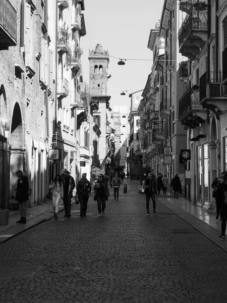 Mensen in Verona centrum zwart-wit — Stockfoto