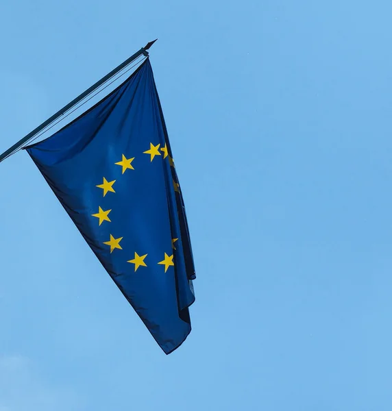 Bandeira da União Europeia (UE) sobre o céu azul — Fotografia de Stock