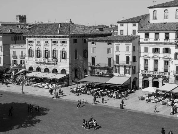 Piazza Bra, Verona-fekete-fehér — Stock Fotó
