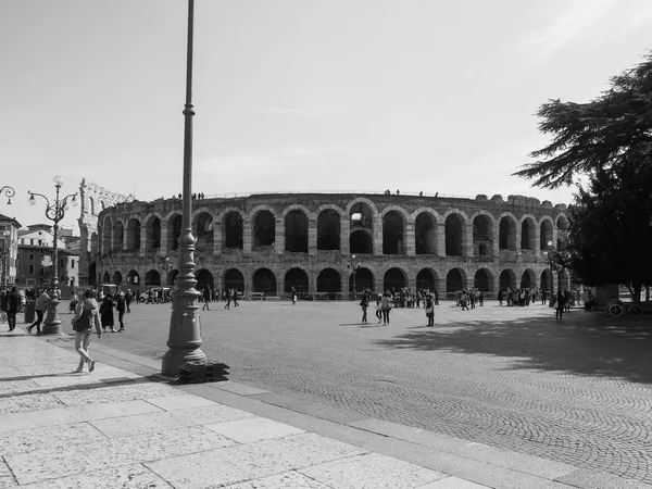 흑인과 백인에 베로나의 로마 원형 극장 — 스톡 사진