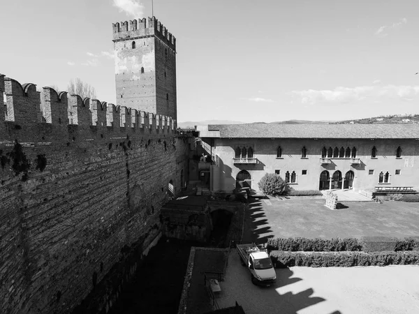 Старый замок Кастельвеккьо в Вероне чёрно-белый — стоковое фото