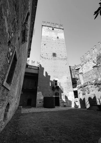 Castelvecchio starý hrad v Verona černá a bílá — Stock fotografie