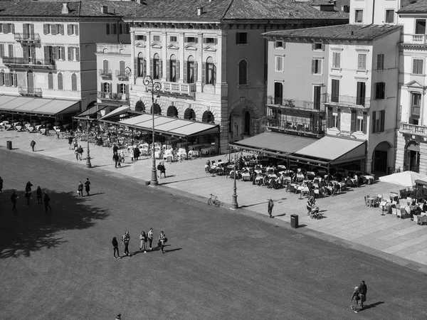 Piazza Bra en Verona blanco y negro — Foto de Stock