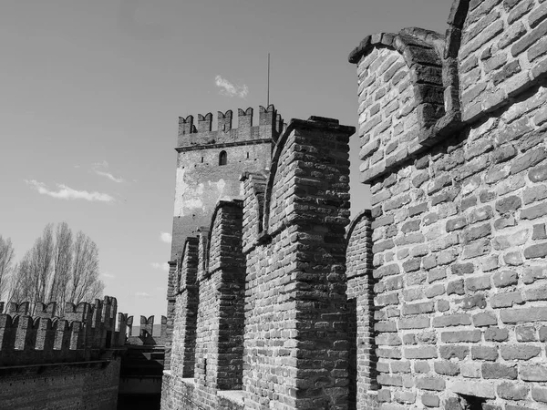 卡斯特维奇欧老城堡在维罗纳黑色和白色 — 图库照片