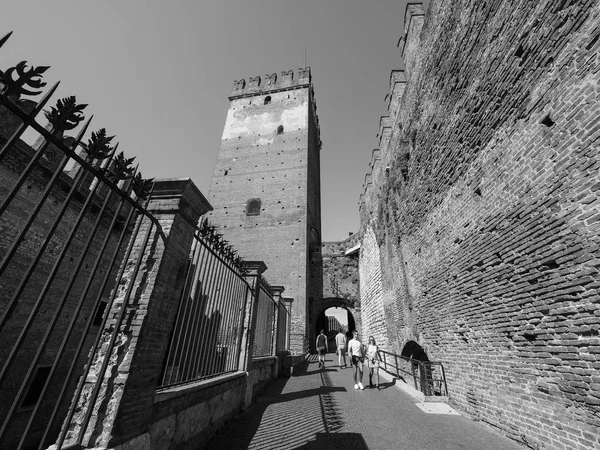Castelvecchio antiguo castillo en Verona blanco y negro — Foto de Stock