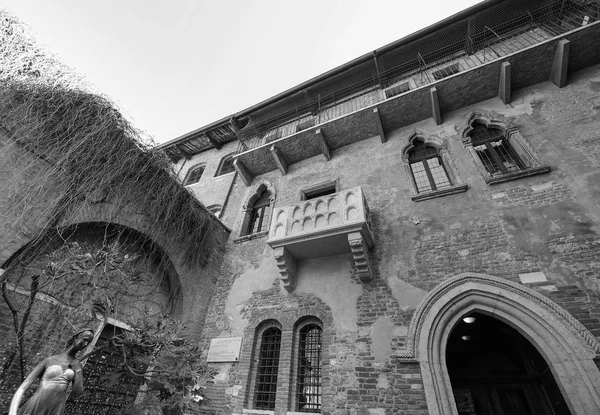 Maison de Juliette à Vérone noir et blanc — Photo