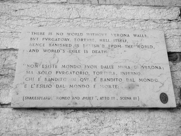 Shakespeare placa em Verona preto e branco — Fotografia de Stock