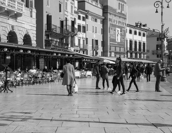 Piazza Bra, Verona-fekete-fehér — Stock Fotó