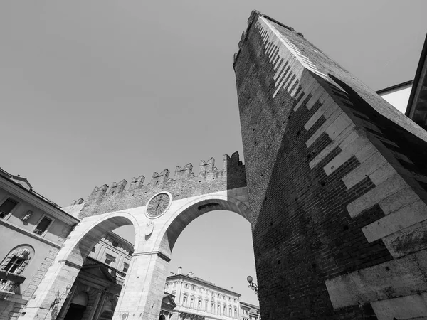 Portoni della Bra gate i Verona svart och vitt — Stockfoto