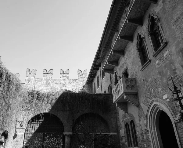 House of Juliet in Verona black and white — Stock Photo, Image