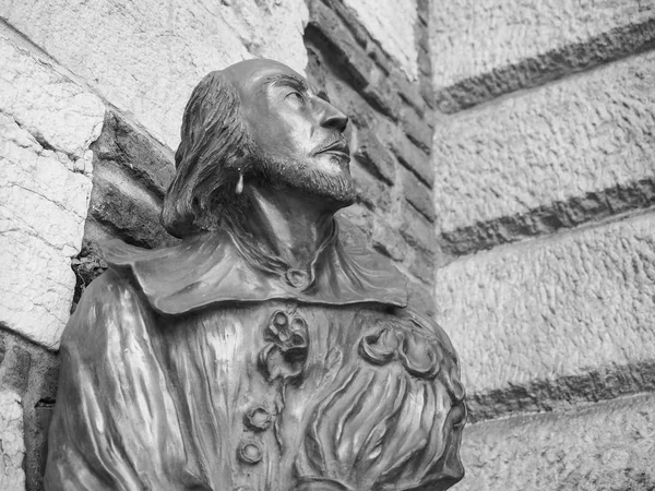 Busto de bronce de Shakespeare en Verona blanco y negro — Foto de Stock