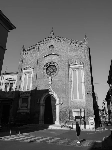 Santa Eufemia kerk in Verona zwart-wit — Stockfoto