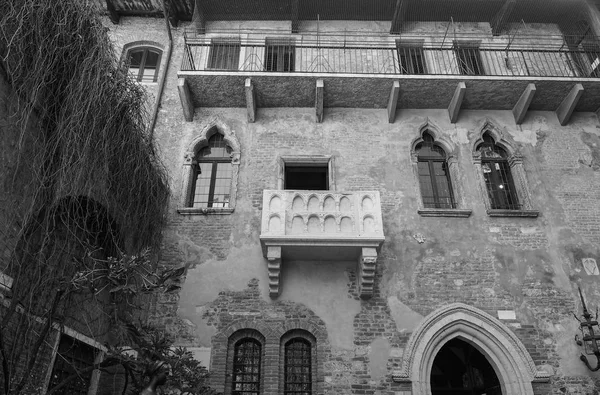 Dom Julii w Verona czerni i bieli — Zdjęcie stockowe