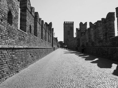 Castelvecchio Köprüsü aka Verona siyah ve whi Scaliger Köprüsü