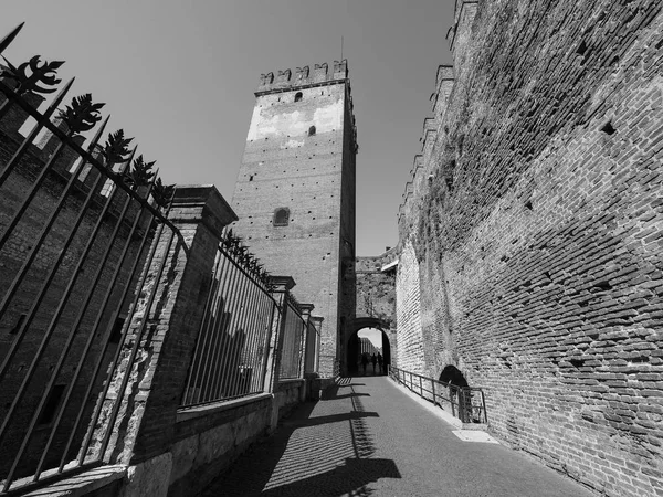 Castelvecchio antiguo castillo en Verona blanco y negro — Foto de Stock