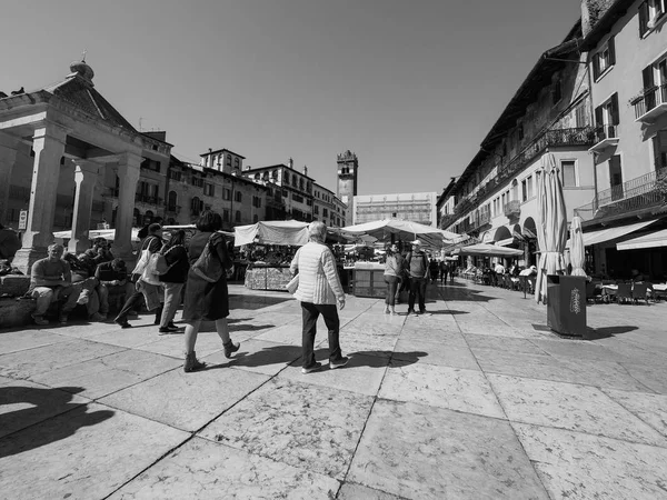 在维罗纳黑色和白色的阿尔广场 Erbe — 图库照片