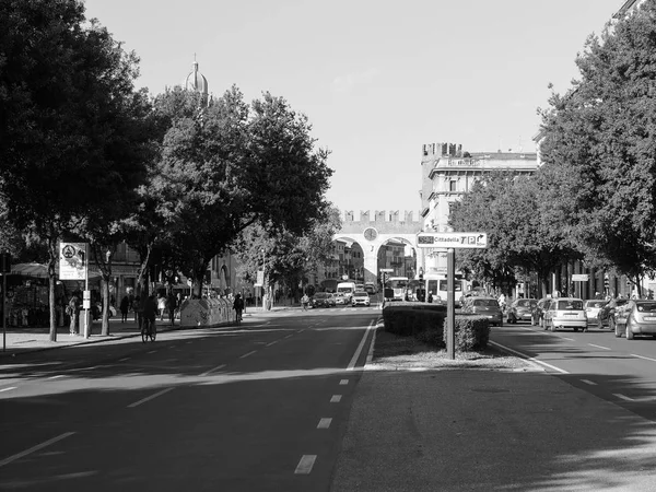Portoni della Bra poort in Verona zwart-wit — Stockfoto