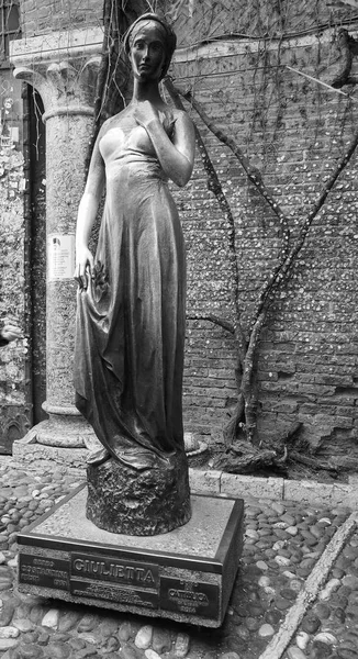 Άγαλμα του Ιουλιέτα σε Βερόνα μαύρο και άσπρο — Φωτογραφία Αρχείου