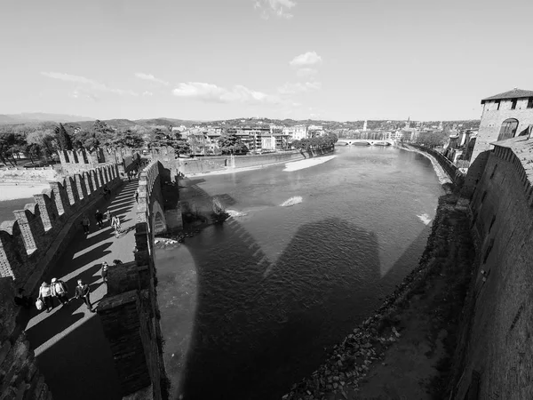 Castelvecchio-brug aka Scaliger Bridge in Verona zwart en WHI — Stockfoto