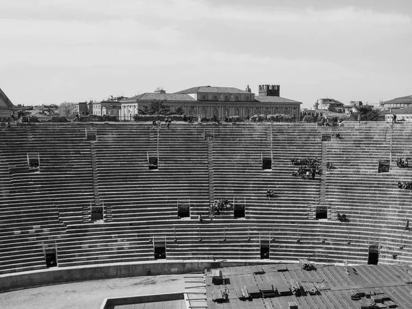 Verona Arena romerska amfiteatern svart och vitt — Stockfoto