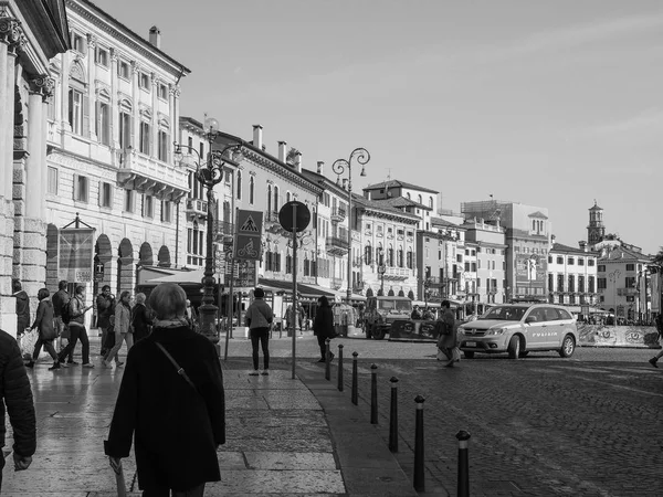 Piazza Bra, Verona-fekete-fehér — Stock Fotó