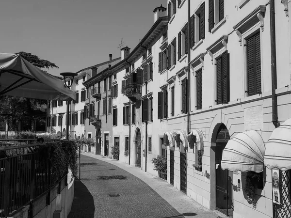 Blick auf die Stadt Verona schwarz-weiß — Stockfoto