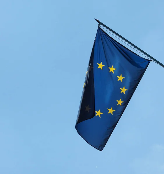 Flag of the European Union (EU) over blue sky — Stock Photo, Image