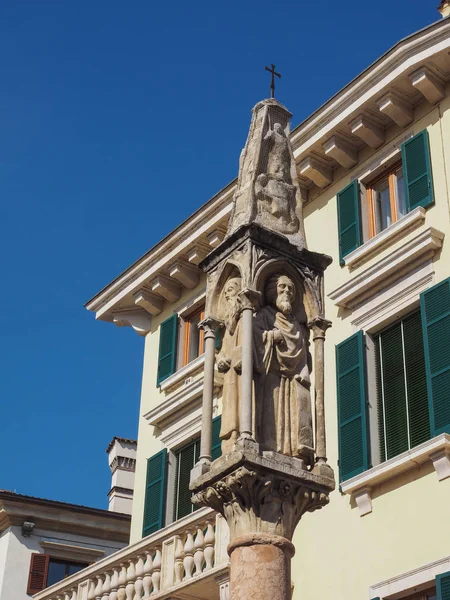 Antico santuario medievale a Verona — Foto Stock