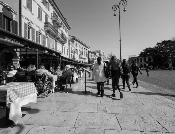 People in Verona city centre black and white — Stock Photo, Image