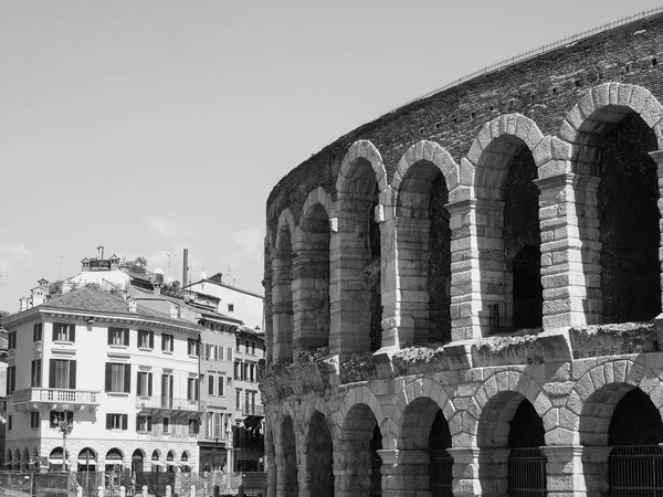 ヴェローナ ・ アリーナのローマ円形闘技場黒と白 — ストック写真