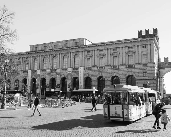 Palác Gran Guardia v Veroně černá a bílá — Stock fotografie