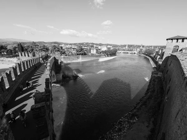 Castelvecchio Köprüsü aka Verona siyah ve whi Scaliger Köprüsü — Stok fotoğraf