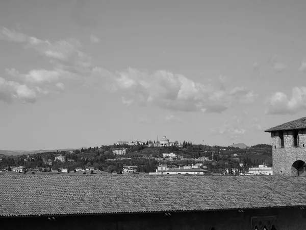 Старый замок Кастельвеккьо в Вероне чёрно-белый — стоковое фото