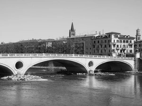 Adige-folyó Veronában fekete-fehér — Stock Fotó