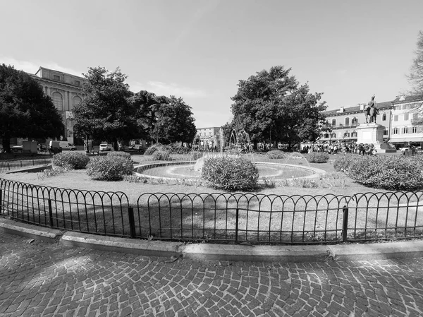 Piazza Bra σιντριβάνι στη Βερόνα μαύρο και άσπρο — Φωτογραφία Αρχείου