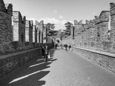 Castelvecchio Köprüsü aka Verona siyah ve whi Scaliger Köprüsü