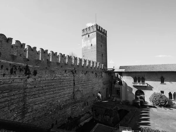 Castelvecchio'yu eski kale Verona siyah ve beyaz — Stok fotoğraf