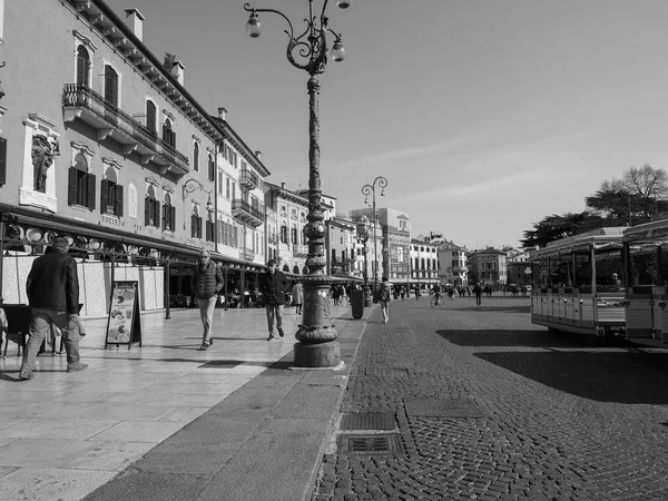 Piazza Bra σε Βερόνα μαύρο και άσπρο — Φωτογραφία Αρχείου