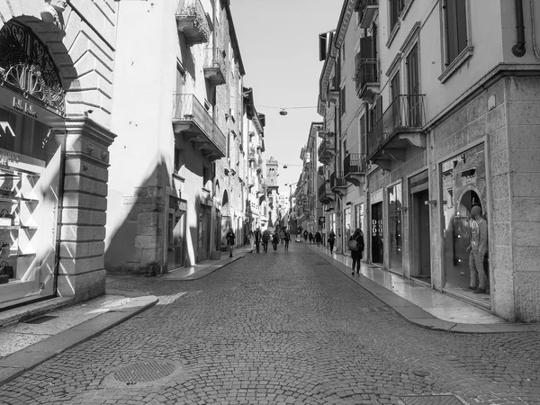 People in Verona city centre black and white — Stock Photo, Image