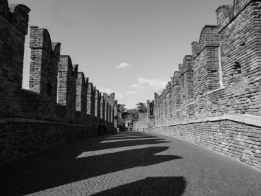 Castelvecchio Köprüsü aka Verona siyah ve whi Scaliger Köprüsü