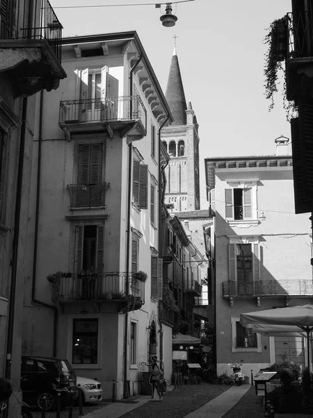 Blick auf die Stadt Verona schwarz-weiß — Stockfoto