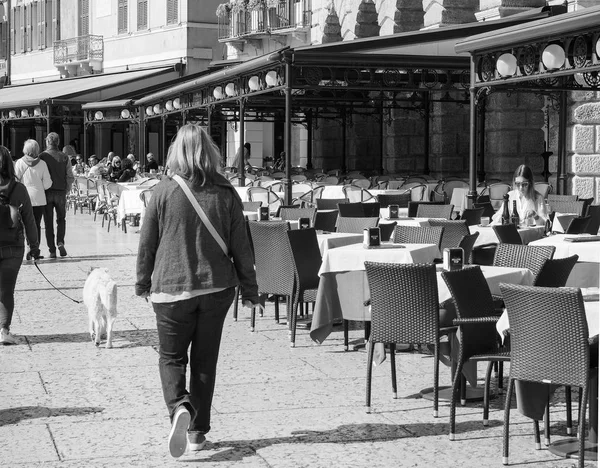 Lidé v městě Verona, černobílá — Stock fotografie