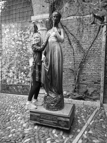 Staty av Juliet i Verona svart och vitt — Stockfoto