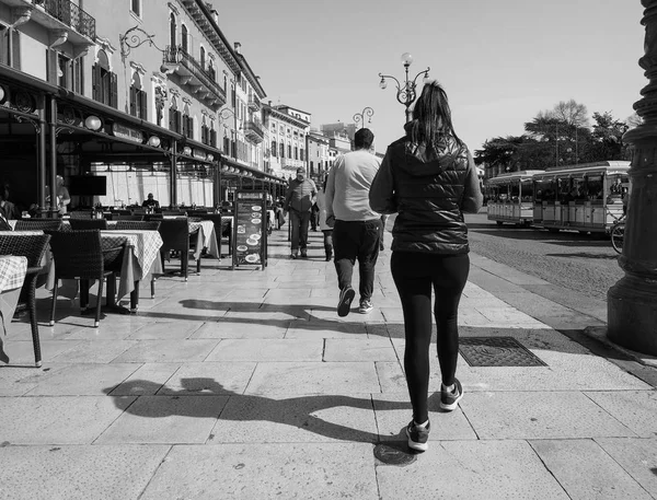 People in Verona city centre black and white — Stock Photo, Image