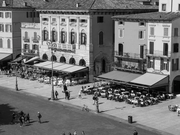 Piazza Bra en Verona blanco y negro — Foto de Stock