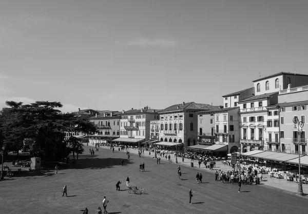 Piazza Bra a Verona in bianco e nero — Foto Stock