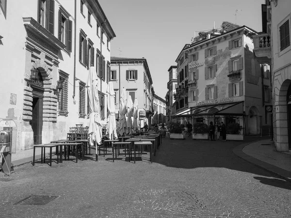 Uitzicht op de stad Verona zwart-wit — Stockfoto