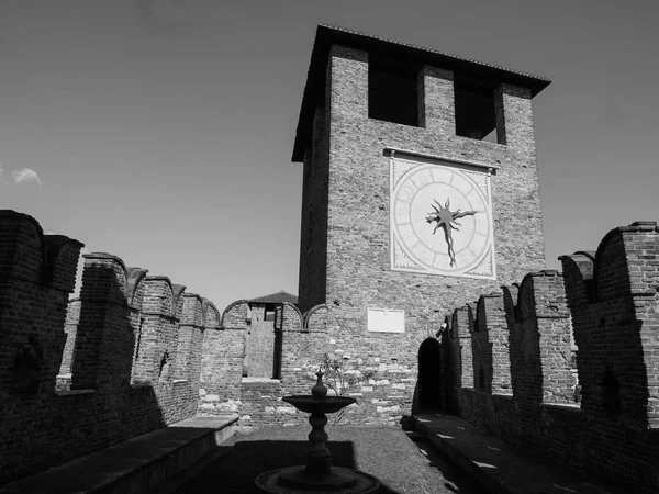 De oude kasteel Castelvecchio in Verona zwart-wit — Stockfoto