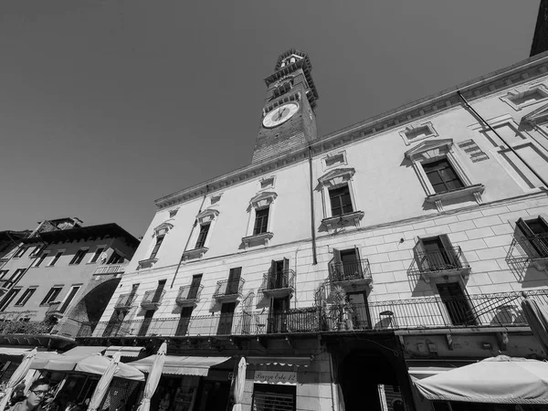 Piazza delle Erbe v Verona černá a bílá — Stock fotografie